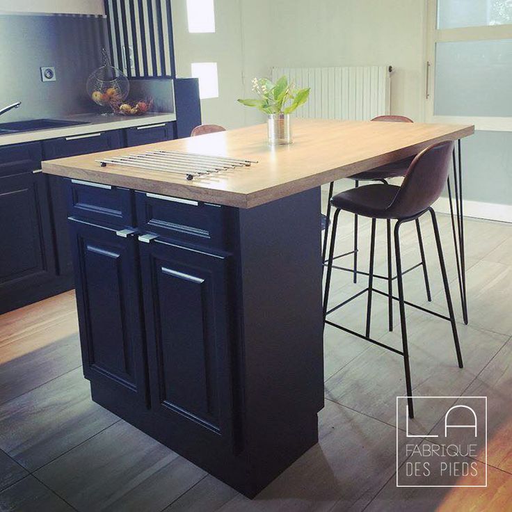 Extended kitchen island with a high table thanks to 2 feet 